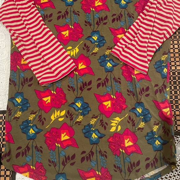 New with out Tag randy lularoe tee - Picture 5 of 6